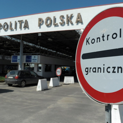 Польща заблокувала видачу українським далекобійникам транзитних дозволів на проїзд