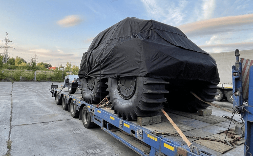 Transport des Geländewagens auf einem Schleppanhänger