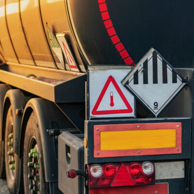 Обеспечение безопасности и соответствия нормам при перевозке опасных грузов: лучшие практики и инновационные подходы